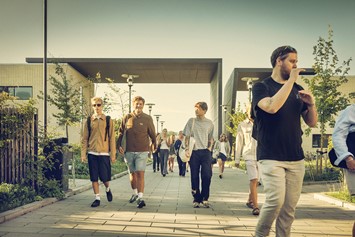 Billede af studerende foran campus på RUC